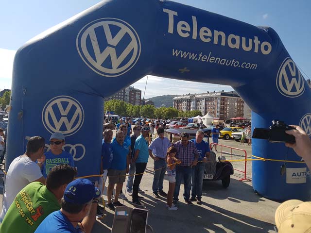 Se inaugura la concentración y empieza la fiesta rodeados de espectaculares vehículos clásicos.